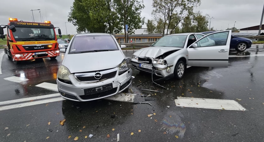 Obywatel Ukrainy nie ustąpił pierwszeństwa przejazdu na węźle Kostomłoty. Zderzenie dwóch osobówek na zjeździe z autostrady A4 na DK5