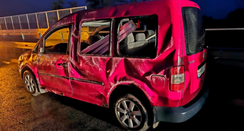 Auto spadło z lawety na 133 kilometrze A4. Przyczyna porannych utrudnień na autostradzie w kierunku Wrocławia