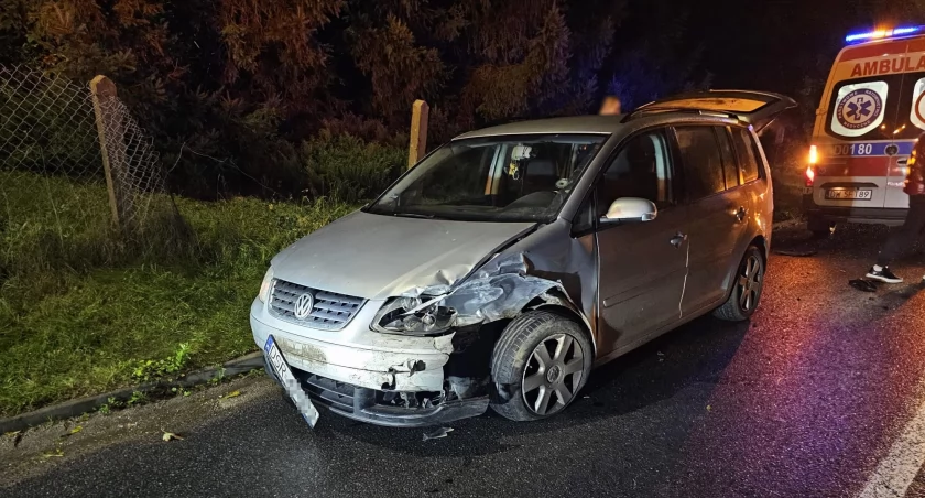 BMW na łuku drogi wpadło w poślizg i uderzyło w Volkswagena. Groźna kolizja w Cesarzowicach