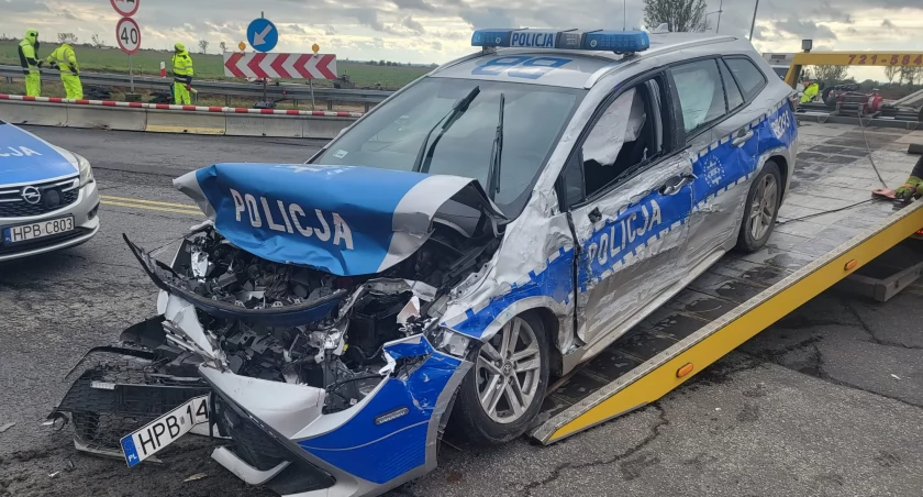 Zderzenie radiowozu policyjnego z ciężarówką na zjeździe z A4 na DW396. Uwaga na utrudnienia w ruchu na węźle Brzezimierz