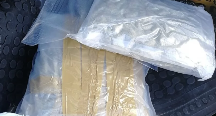 Tłumaczył, że tylko przewoził paczkę, były w niej narkotyki, dlatego najbliższe 3 miesiące spędzi w areszcie