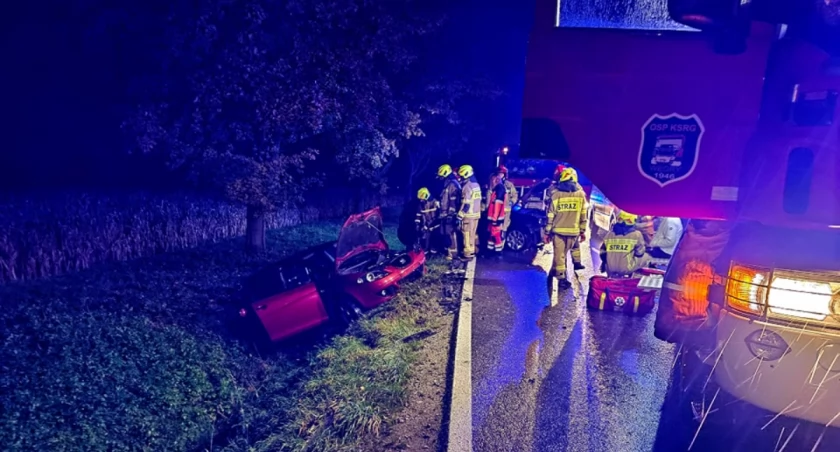 Czołowe zderzenie dwóch samochodów osobowych na trasie Wrocław - Strzelin. Jedna osoba trafiła do szpitala