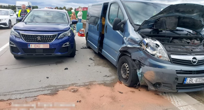 Typowe najechanie na tył z udziałem 3 pojazdów osobowych na A4 tuż przed węzłem Jarosław. Poważne utrudnienia na autostradzie w kierunku Wrocławia