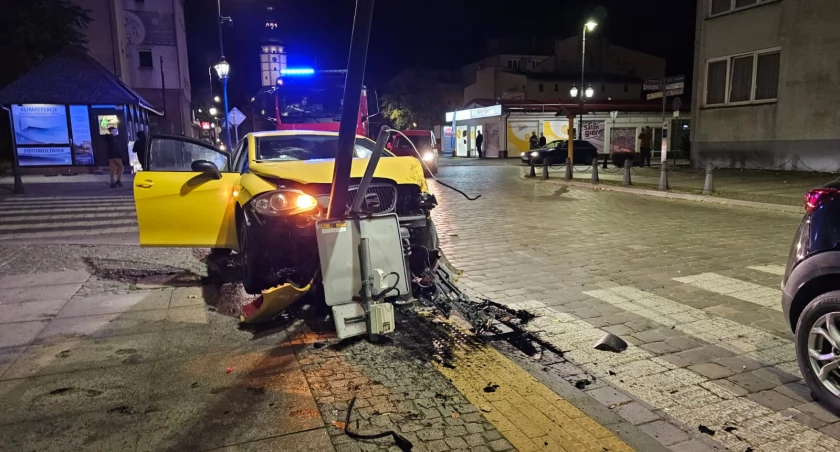 Groźna kolizja na ulicy Kościuszki w Strzelinie. W wyniku zderzenia dwóch pojazdów osobowych jeden z nich wjechał w uliczne oświetlenie