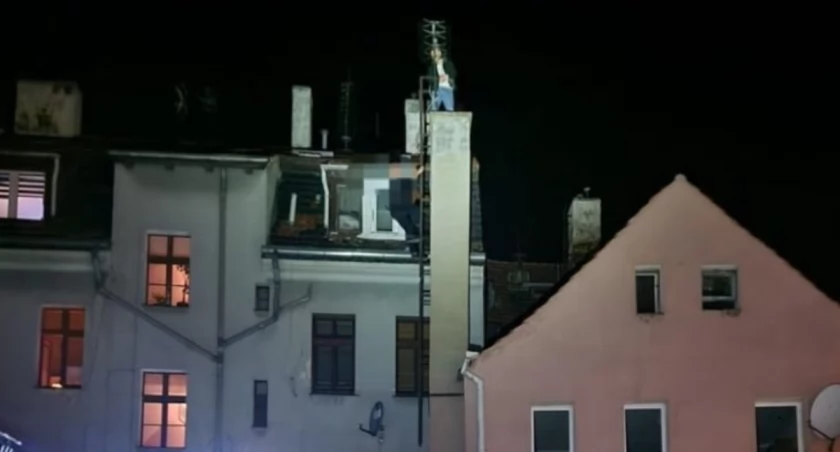 Chciał skoczyć z komina. Policjanci nie dopuścili do tragedii