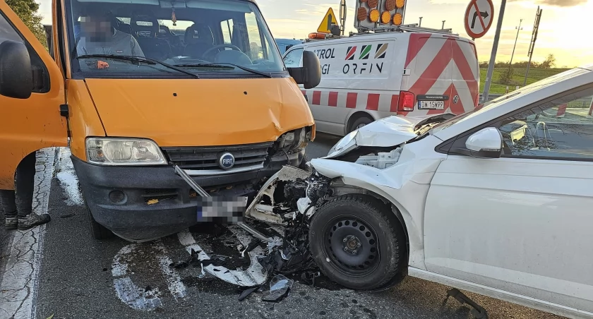 Kolizja z udziałem trzech pojazdów na węźle Kostomłoty. Kierowca Volkswagena wymusił pierwszeństwo przejazdu