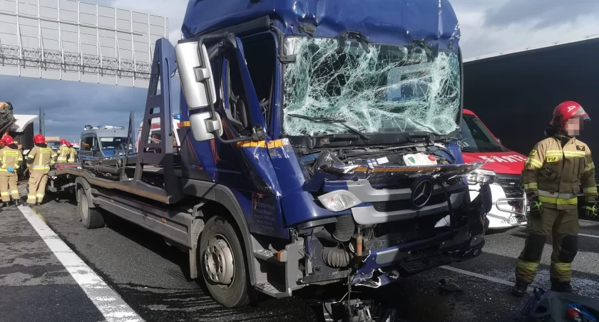 Wypadek z udziałem trzech ciężarówek na AOW w kierunku Kudowy. Jedna osoba przetransportowana do szpitala