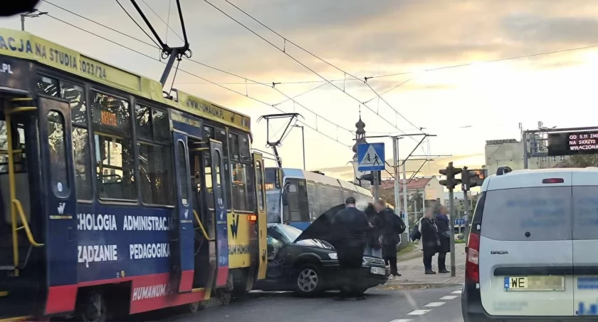 Zderzenie auta osobowego z tramwajem na placu Powstańców Warszawy we Wrocławiu. Obcokrajowiec nie ustąpił pierwszeństwa przejazdu