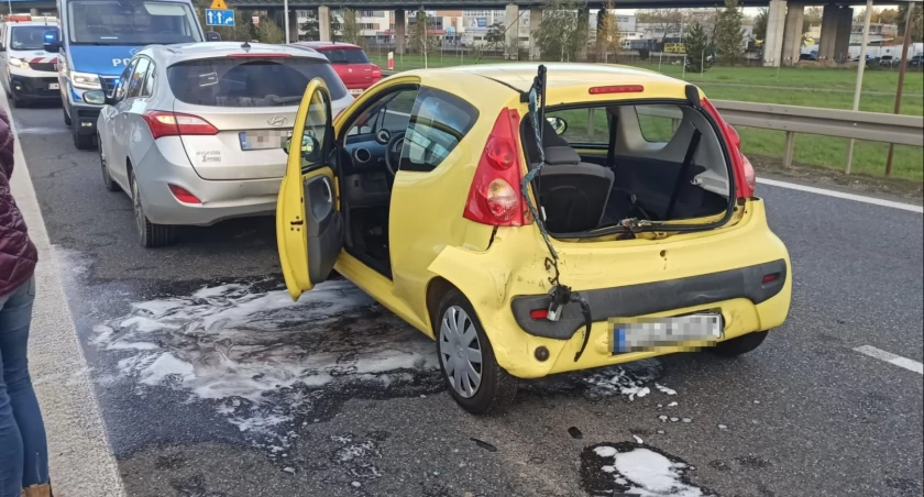 Typowe najechanie na tył 3 pojazdów osobowych na AOW na węźle Wrocław Stadion. Jedna osoba trafiła do szpitala