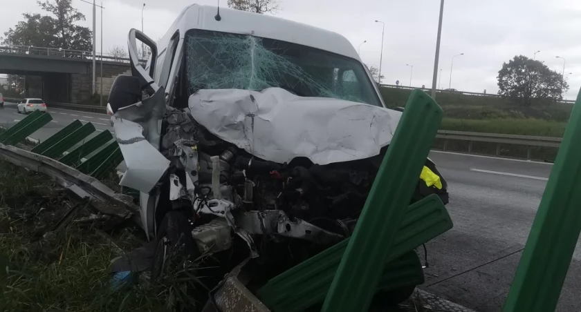 Uwaga na ogromne utrudnienia na A4 w kierunku Katowic po zderzeniu busa z ciężarówką