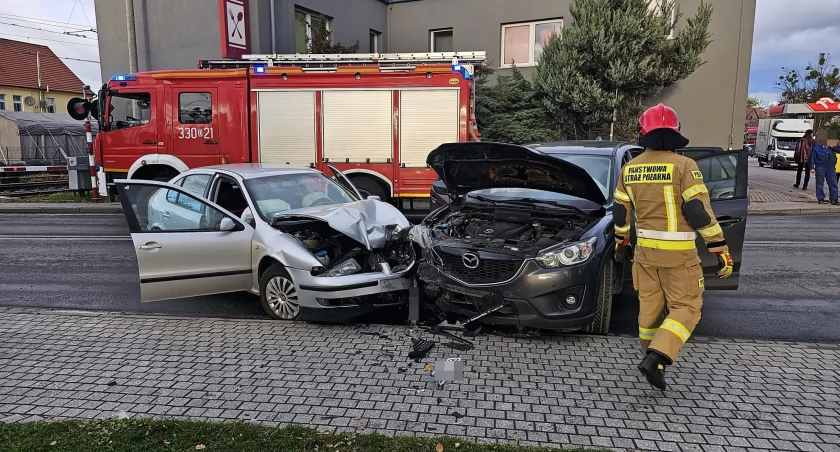 Czołowe zderzenie w Kątach Wrocławskich. Do szpitala trafiły dwie osoby dorosłe i dwumiesięczne niemowlę
