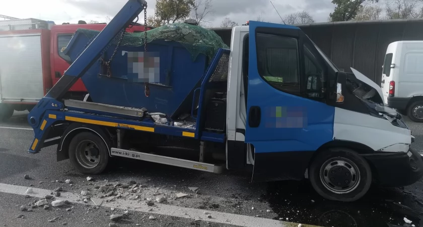 Kolizja pojazdu do przewozu odpadów z ciężarówką przyczyną przedpołudniowych utrudnień na AOW w kierunku Warszawy