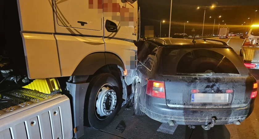 Kolizja osobówki z ciężarówka na A4 w kierunku Katowic