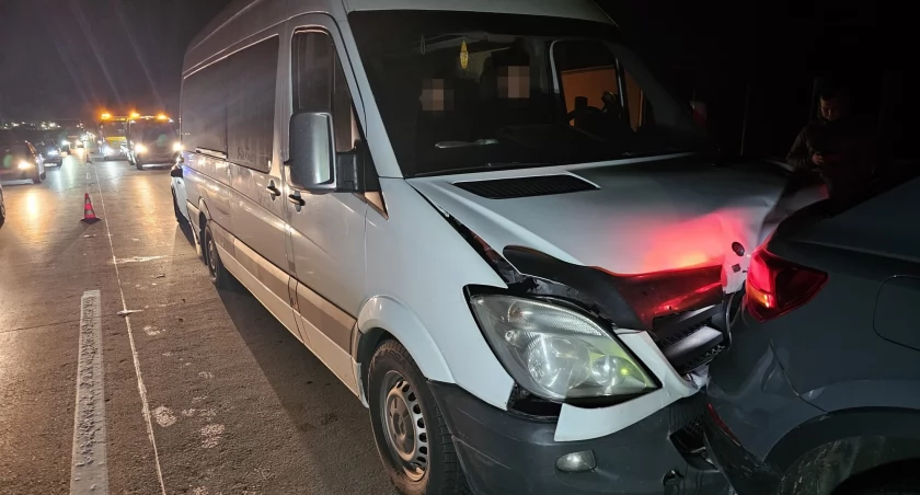 Nocna kolizja z udziałem czterech pojazdów na A4 w kierunku Katowic. Łącznie samochodami podróżowało 11 osób