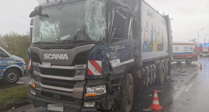 Wypadek z udziałem dwóch pojazdów ciężarowych na ulicy Szczecińskiej we Wrocławiu. Jeden z kierowców został zabrany do szpitala