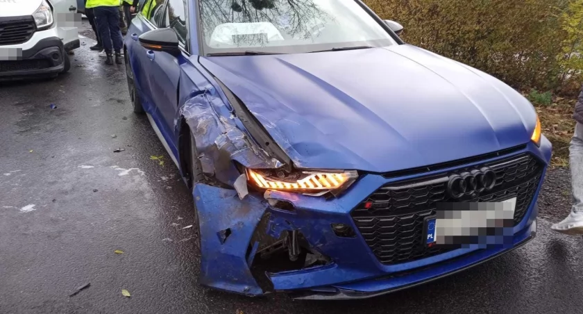 Zderzenie Audi z Renault podczas wyprzedzania na trasie Pietrzykowice - Kąty Wrocławskie. Jedna osoba trafiła do szpitala