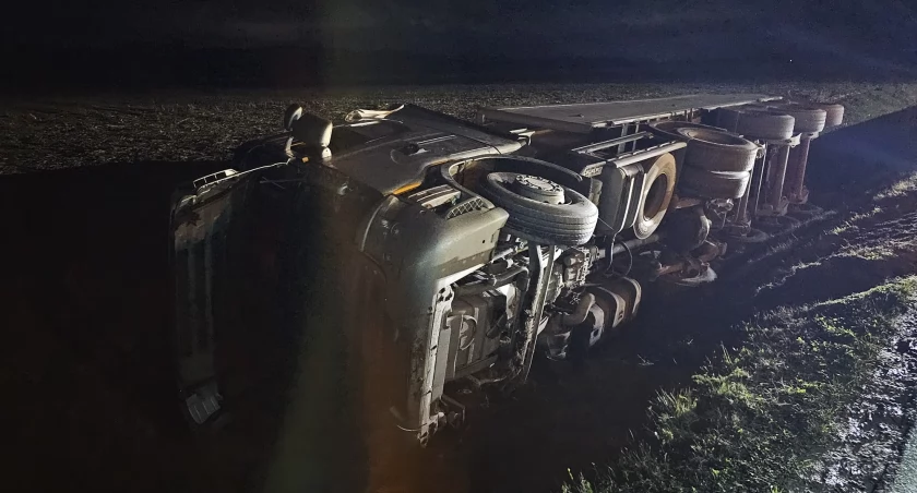 Samochód ciężarowy wypadł z jezdni do przydrożnego rowu pod Stoszycami w gminie Kąty Wrocławskie