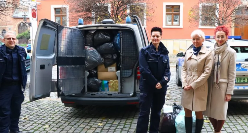 Szafa pełna ciepła - pod takim hasłem policjanci zbierali odzież dla potrzebujących