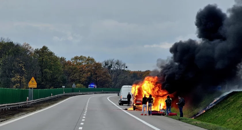 Pożar busa do transportu osób na 140 kilometrze A4. Poranne utrudnienia na autostradzie w kierunku Zgorzelca