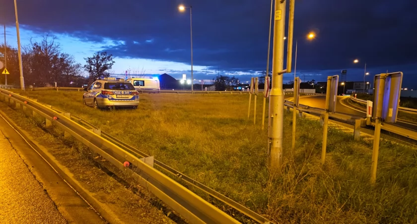 Nie zatrzymał się do kontroli, potrącił policjanta I zbiegł z miejsca zdarzenia. Trwa policyjna obława na terenie gminy Kobierzyce