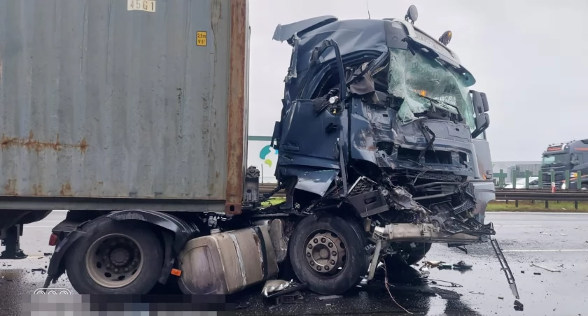 Wypadek z udziałem trzech ciężarówek i trzech osobówek na AOW w kierunku Warszawy. Jedna osoba przetransportowana do szpitala