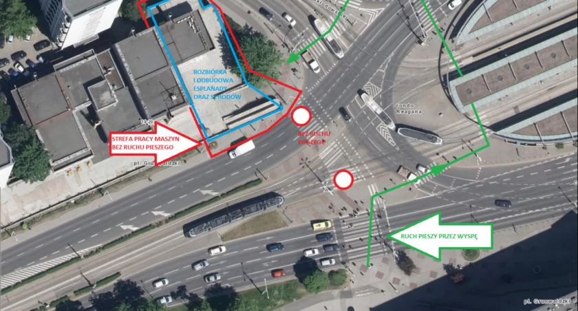 Ostatni etap rozbiórki esplanady. Piesi omijają strefę pracy maszyn przez wyspę centralną