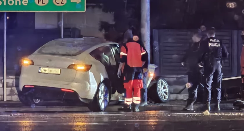 Kolizja Tesli w Domasławiu pod Wrocławiem. Kierowca oddalił się z miejsca zdarzenia