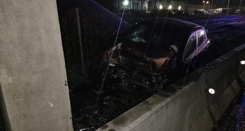 Nocny wypadek na A4 w kierunku Katowic. Tuż przed węzłem Wrocław Wschód osobówka wypadła z drogi i uderzyła w przęsło wiaduktu