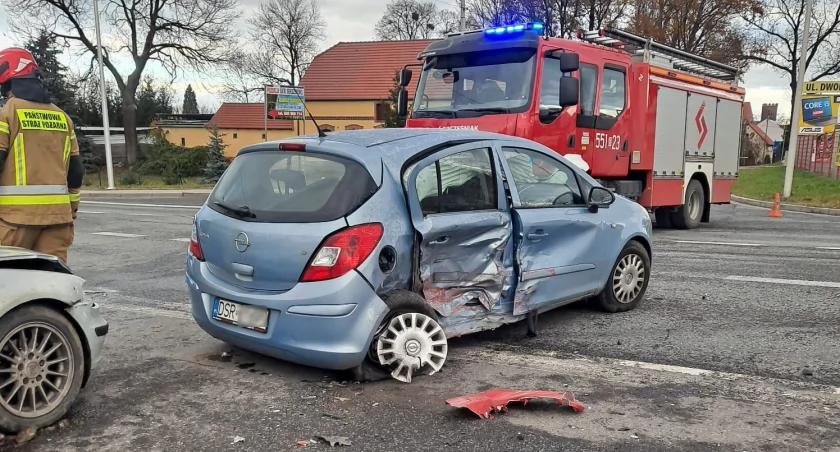 Groźny wypadek z udziałem trzech pojazdów osobowych na DK94 w Środzie Śląskiej. Jedna osoba została zabrana do szpitala