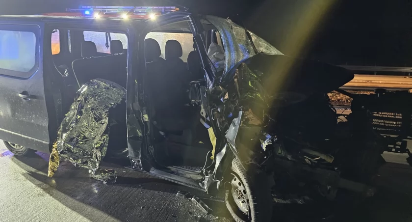 Bus uderzył w tył ciężarówki. Na miejscu lądował LPR. Dwie osoby zostały przetransportowane do szpitala