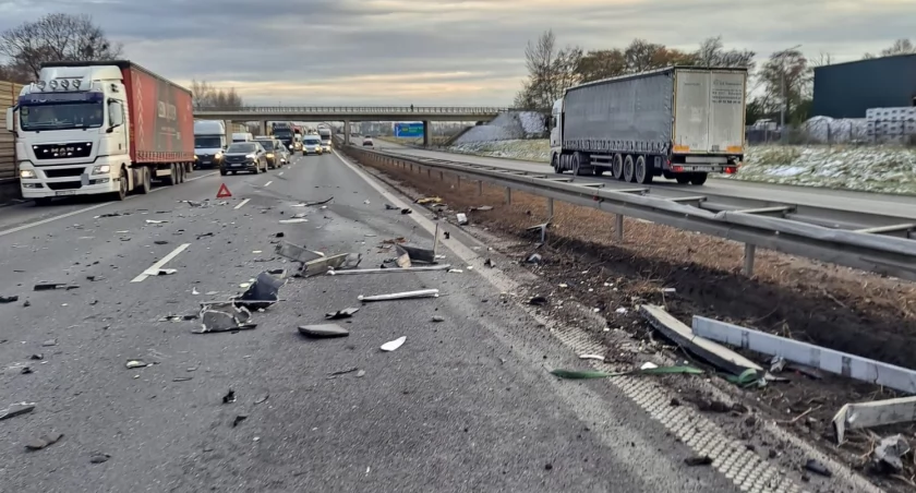 Dwie kolizje i cztery uszkodzone pojazdy ciężarowe na A4 w kierunku granicy pomiędzy węzłami Wrocław Wschód i Bielany Wrocławskie