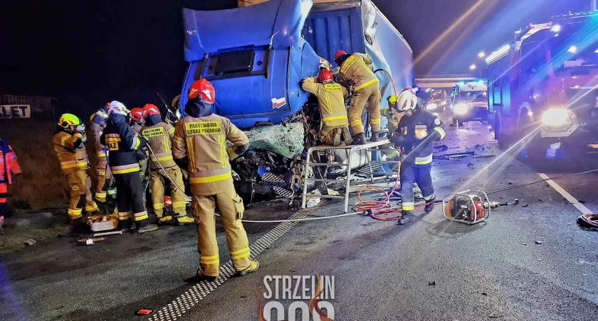 Poważny wypadek z udziałem dwóch ciężarówek na A4 w pobliżu węzła Brzezimierz. Jedna osoba została zabrana do szpitala