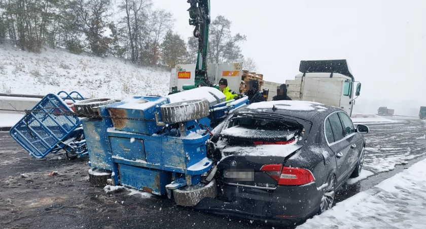 Podnośnik koszowy spadł z lawety wprost na osobową Skodę. Groźne zdarzenie na parkingu A4 przy Legnickim Polu