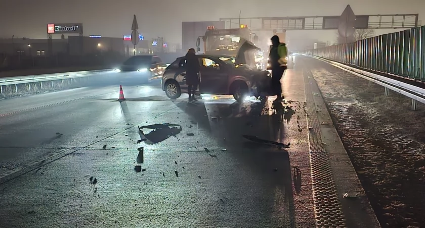 Zderzenie dwóch pojazdów osobowych na A4 w kierunku Zgorzelca. Na miejscu pracują służby