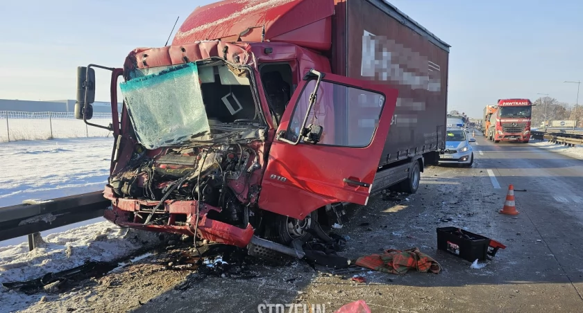Wypadek z udziałem dwóch ciężarówek na A4 w kierunku Katowic. Jeden z kierowców był zakleszczony w kabinie
