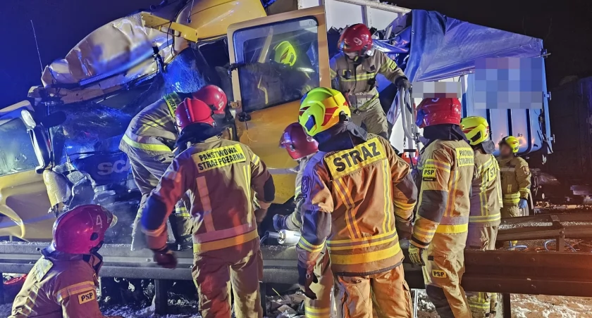 Zderzenie dwóch ciężarówek na A4 przed węzłem Bielany Wrocławskie. Kierowca zakleszczony. Poważne utrudnienia na autostradzie w obu kierunkach