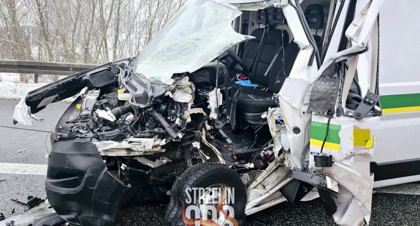 Bus uderzył w tył stojącej ciężarówki. Kierowca przetransportowany do szpitala