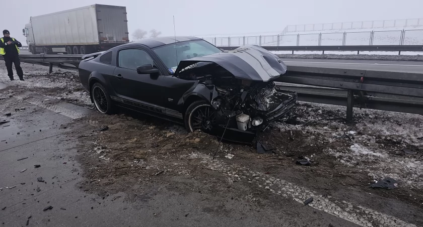 Ford Mustang kontra Audi A6. Poranna kolizja na A4 w kierunku Wrocławia