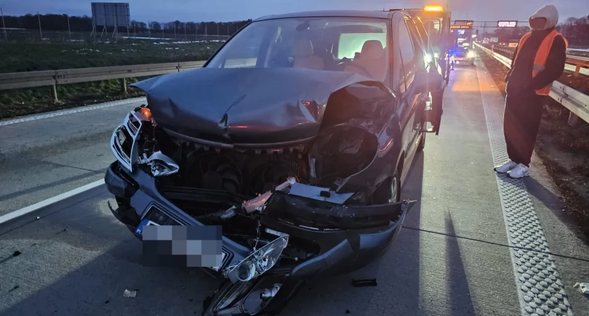 Kolizja z udziałem trzech osobówek na A4. Uwaga na utrudnienia na jezdni w kierunku Zgorzelca