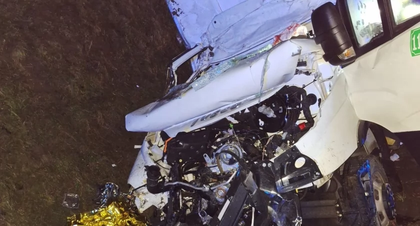 Nocny wypadek na A4. Bus uderzył w pojazd pomocy drogowej. Kierowca w stanie ciężkim trafił do szpitala