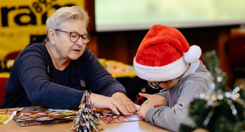 PoMOCnicy Mikołaja w kolorowych skarpetkach dla samotnych seniorów