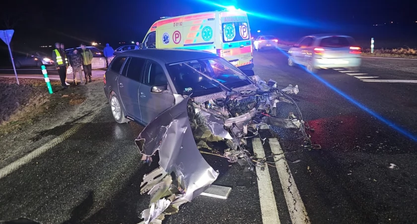 Kierujący BMW nie ustąpił pierwszeństwa i wjechał w pędzącą ciężarówkę. Potężna siła uderzenia dosłownie wyrwała silnik z auta osobowego