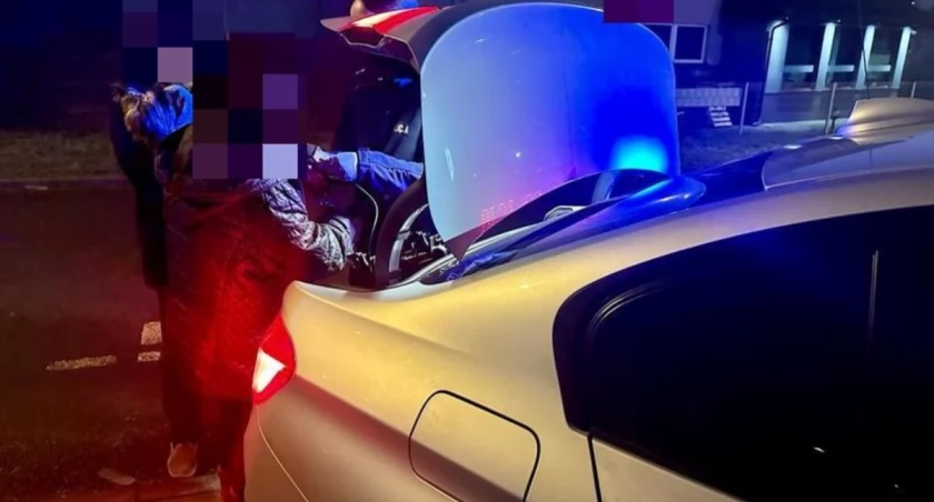 Para nietrzeźwych seniorów wybrała się samochodem na zakupy. 71-latek uprawnień nie posiadał, a jego żonie zostały zatrzymane