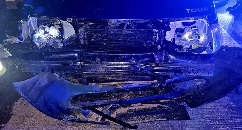 Auto osobowe pomiędzy dwoma ciężarówkami. Groźna kolizja na autostradzie A4 w kierunku Katowic