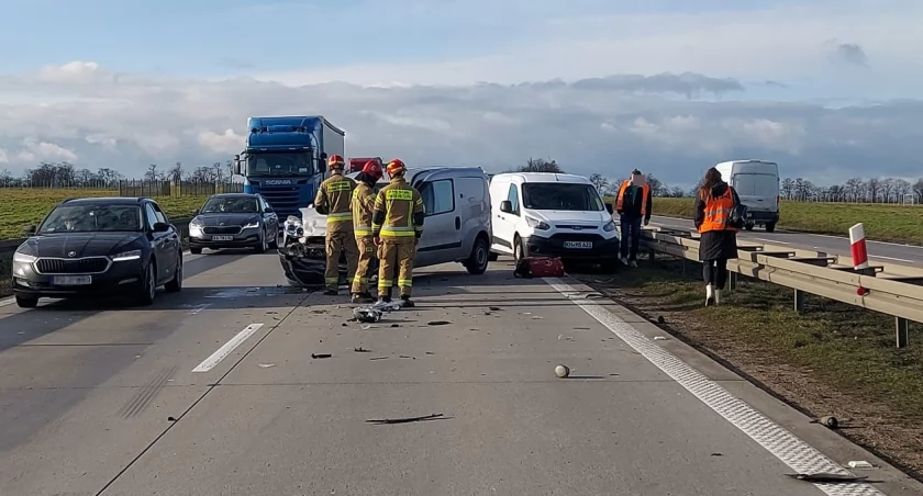 Wypadek z udziałem pięciu pojazdów osobowych na A4 w kierunku Wrocławia. Poszkodowane zostały dwie osoby