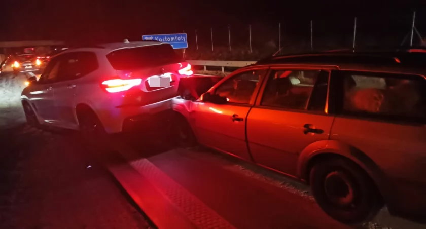 Kolizja trzech osobówek na A4 w kierunku Wrocławia. Pojazdami łącznie podróżowało pięć osób
