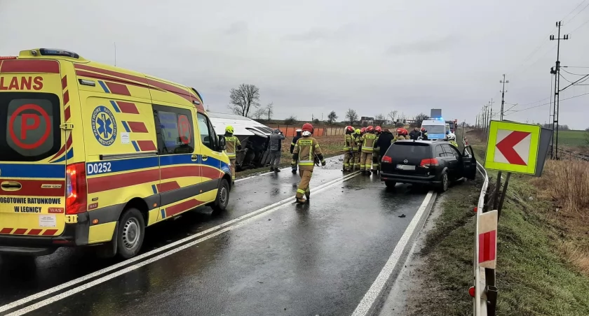 Wypadek autobusu z dziećmi na DW364 pod Legnicą. Do szpitala przetransportowano cztery osoby