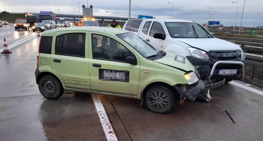 Kolizja dwóch osobówek na A4 w kierunku Katowic. Uwaga na utrudnienia w okolicach węzła Bielany Wrocławskie