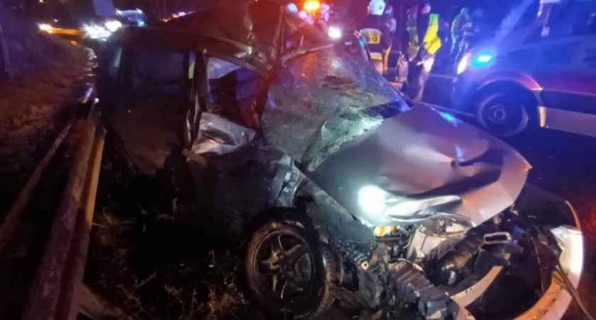 Koszmarny wypadek na DK3 pod Jelenią Górą. Kierowca osobówki wjechał wprost pod ciężarówkę