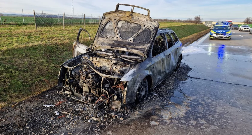 Pożar osobówki na A4 przed węzłem Udanin na jezdni w kierunku Wrocławia. Mimo akcji służb Audi doszczętnie spłonęło